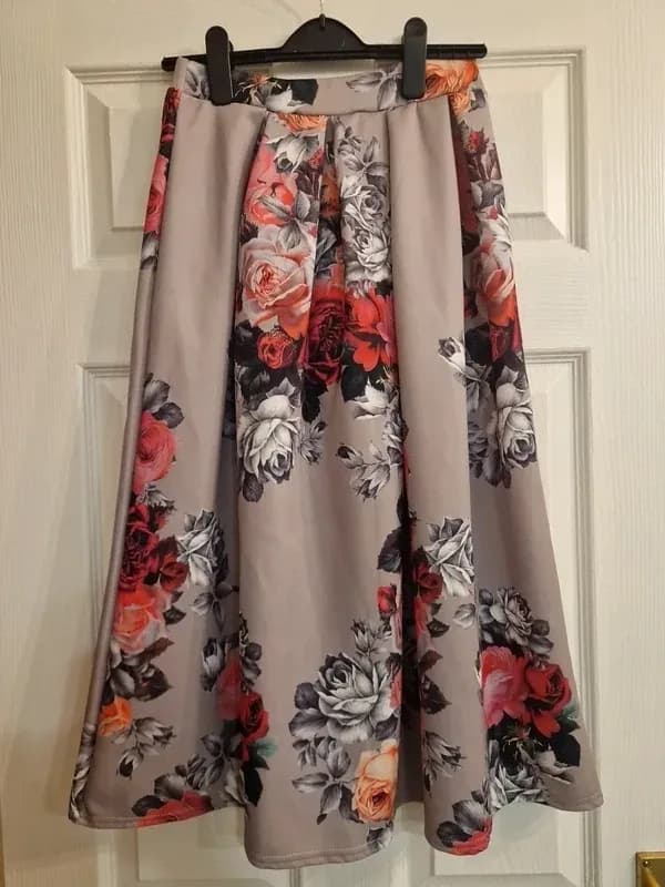 💚 Boohoo Tall Summer Floral Skirt